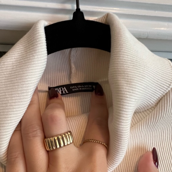 Zara Turtleneck Tanktop - Picture 3 of 3